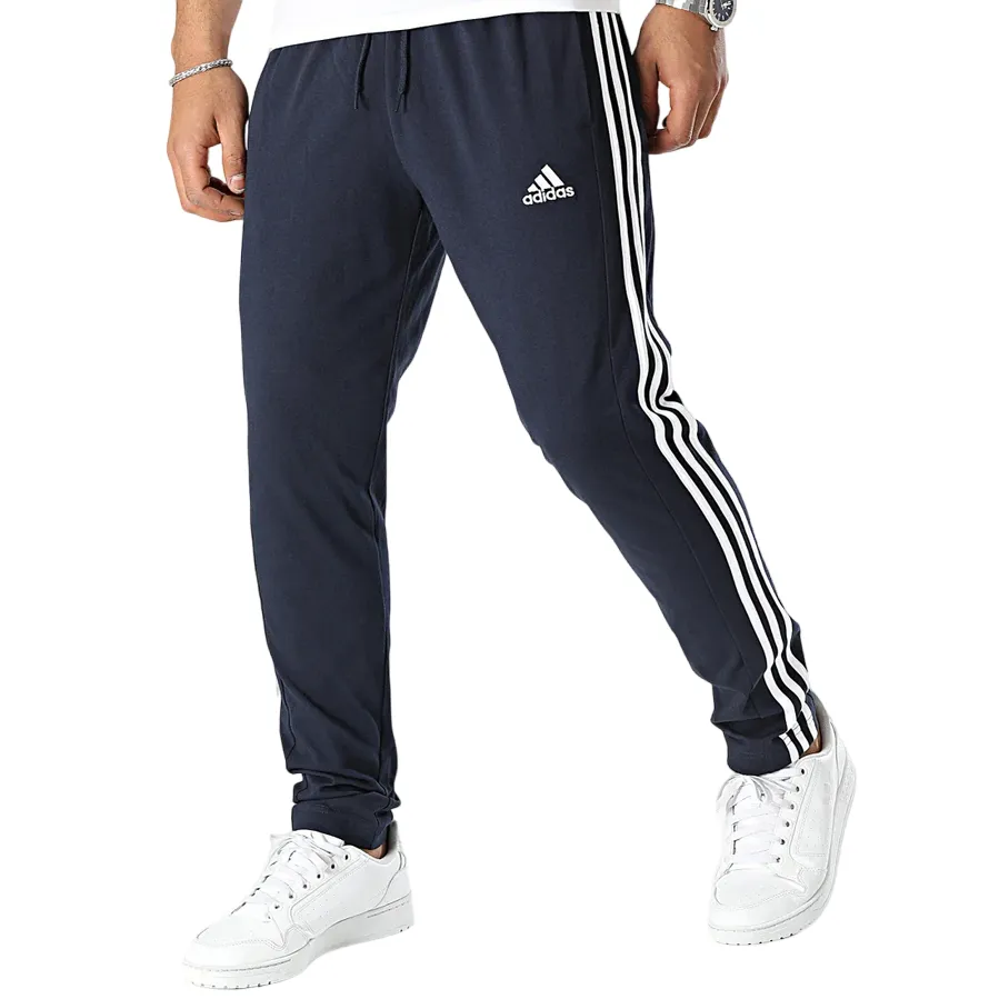 Flattering Shape Relaxed Design Adidas Pantalone sportivo da uomo in jersey 3 Strisce IC0045 legion ink