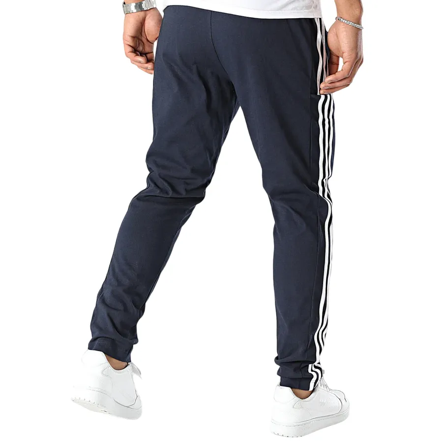 Soft Touch Material Essential Wear Adidas Pantalone sportivo da uomo in jersey 3 Strisce IC0045 legion ink