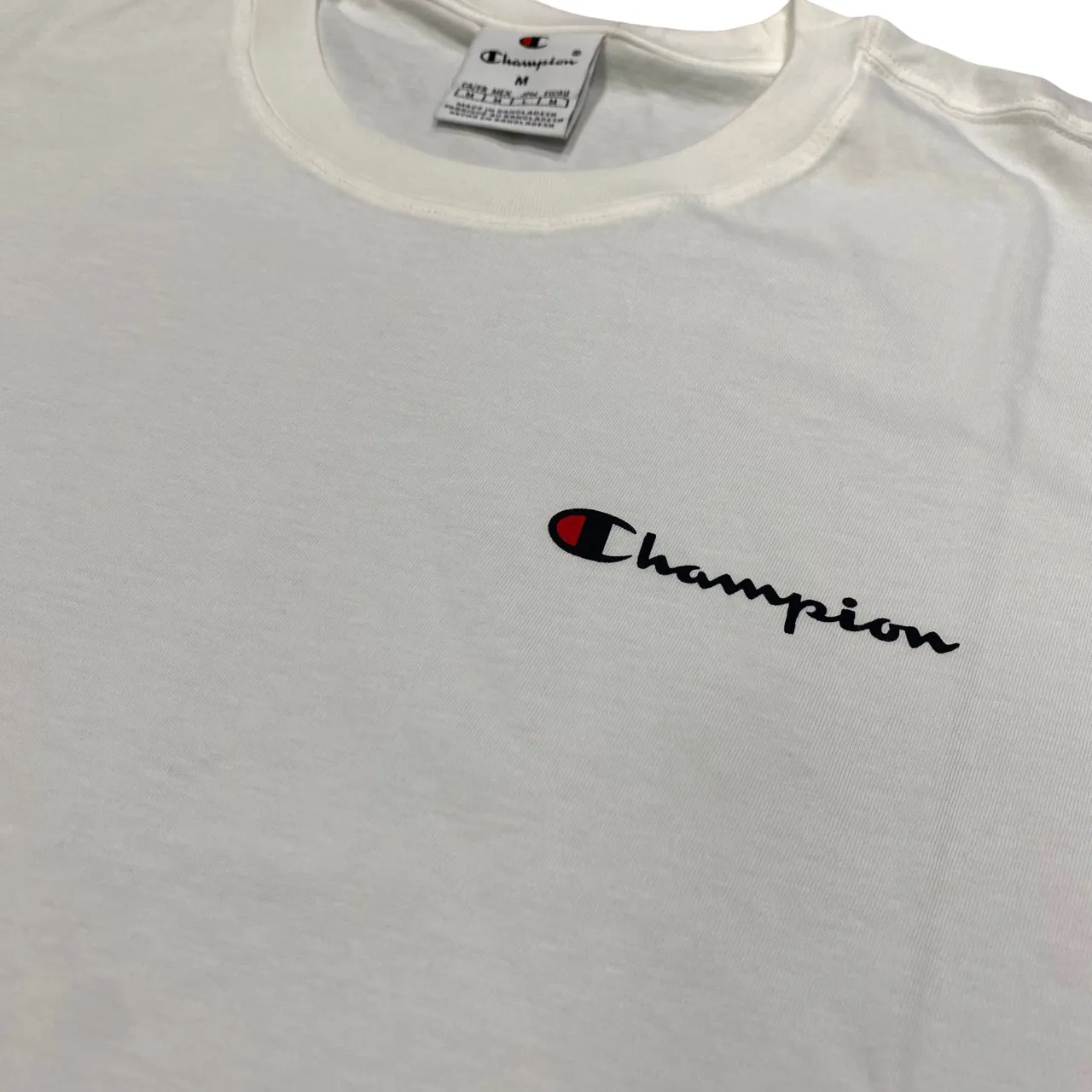 Day-to-Night Look Champion maglietta manica corta da uomo in jersey con logo piccolo 220264-WW001 bianco