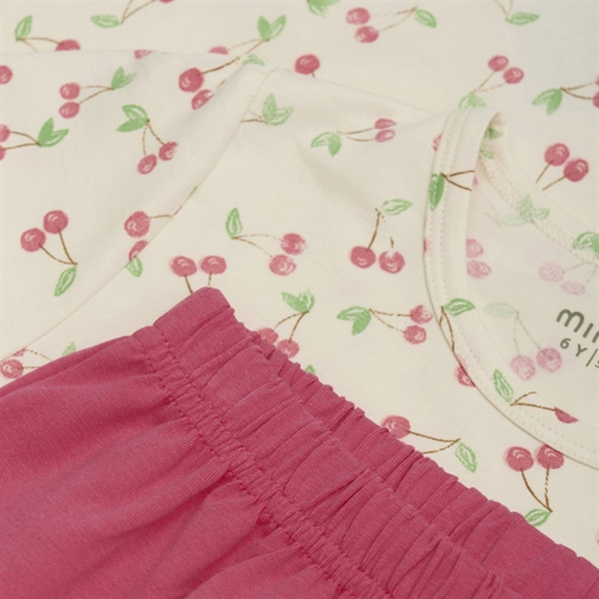 Minymo Pink Dogwood 2-delt Set AOP Stain Release Finish