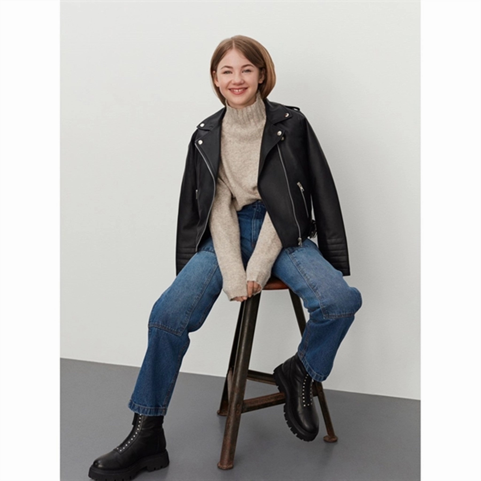 Sofie Schnoor Navy Blue Pants City Outfit Trendy Sunny Vibes