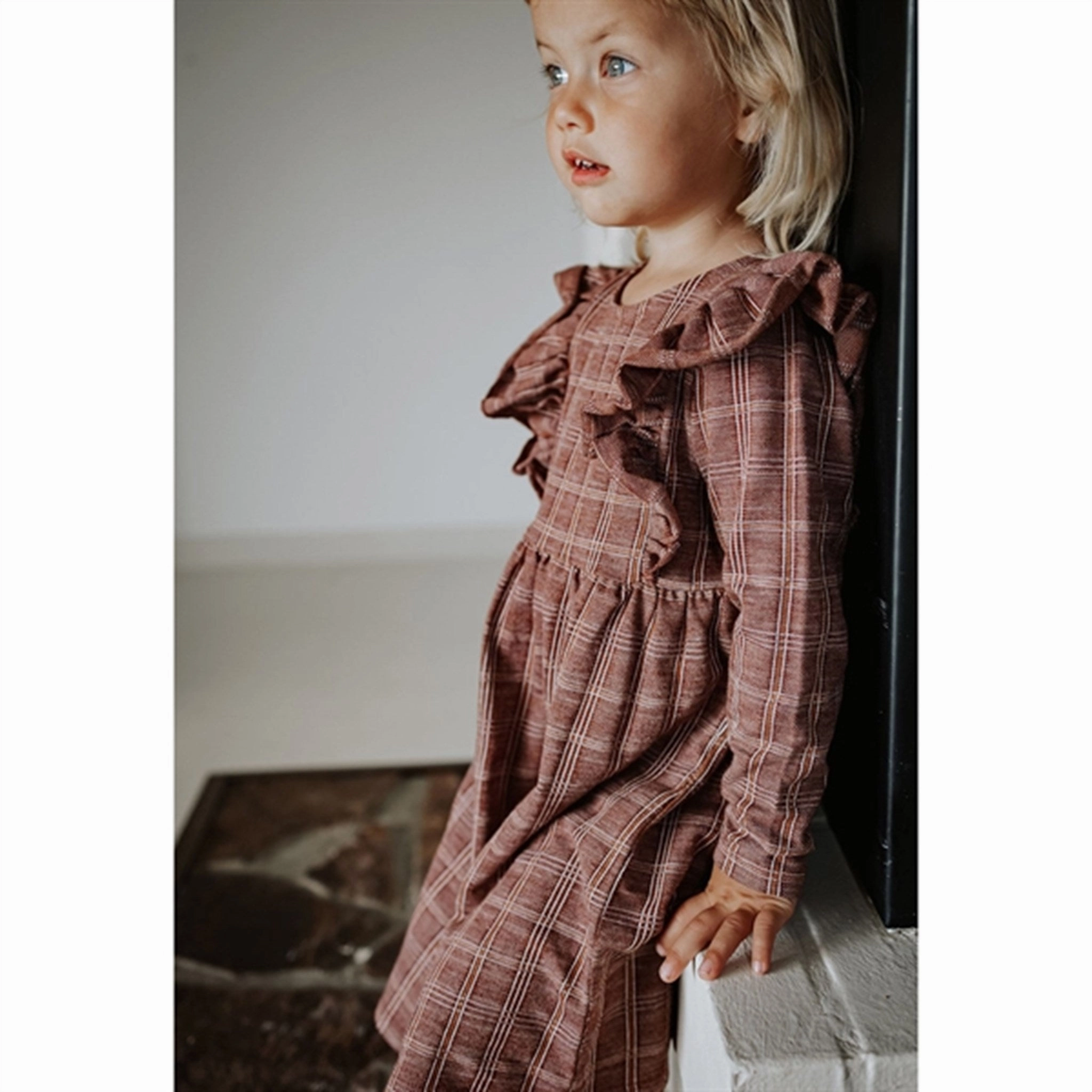 Seamless-Look Neutral Form Fliink Chicory Coffee Miro Ls Ruffle Dress