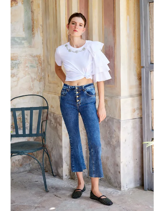 Multi Panel Structure Reinforced Shoulder Fly Girl maglia manica corta da donna con manca volant e applicazione pietre al collo 11686/01 bianco