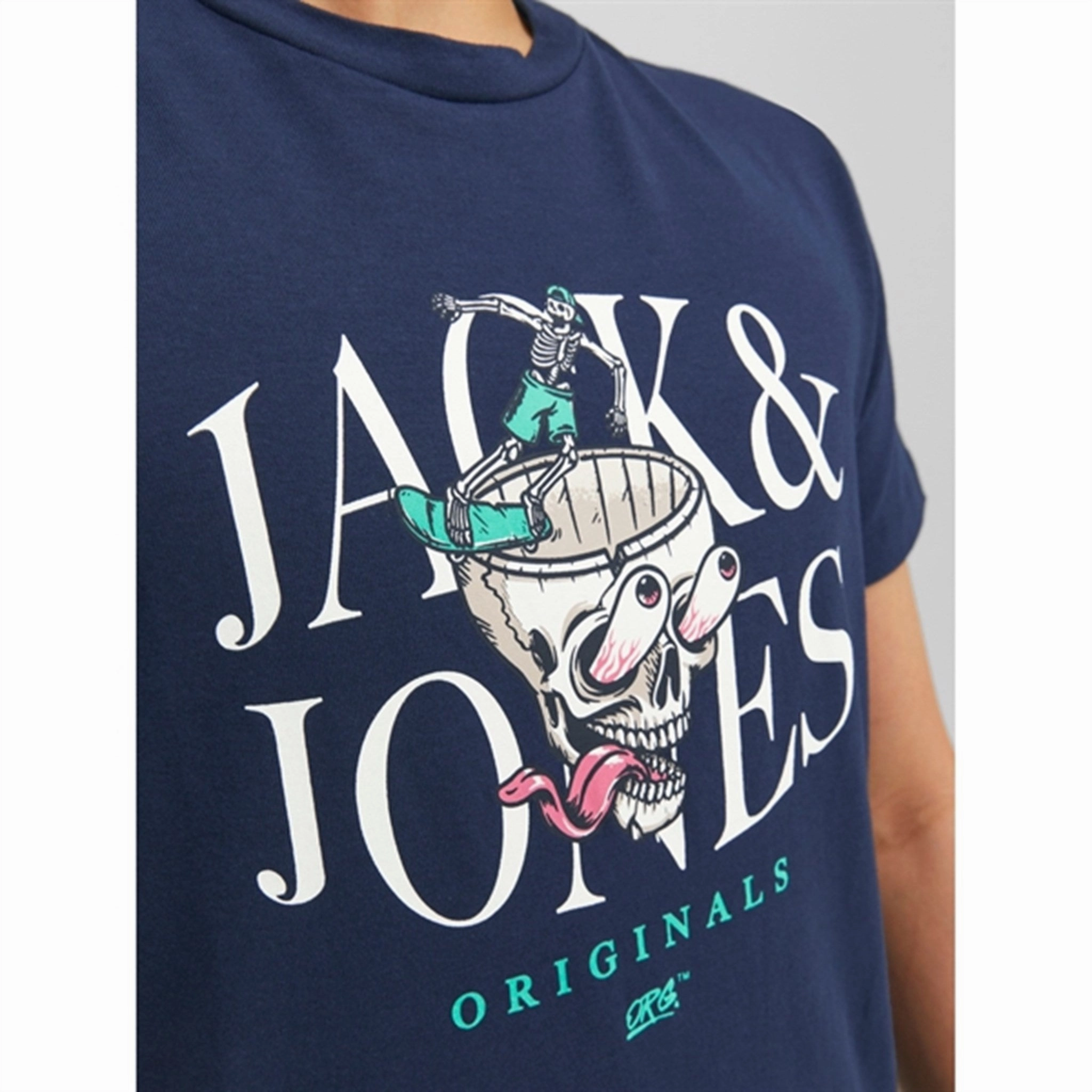 Effortless Daywear Travel Trend Look Jack & Jones Junior Navy Blazer Afterlife T-Shirt