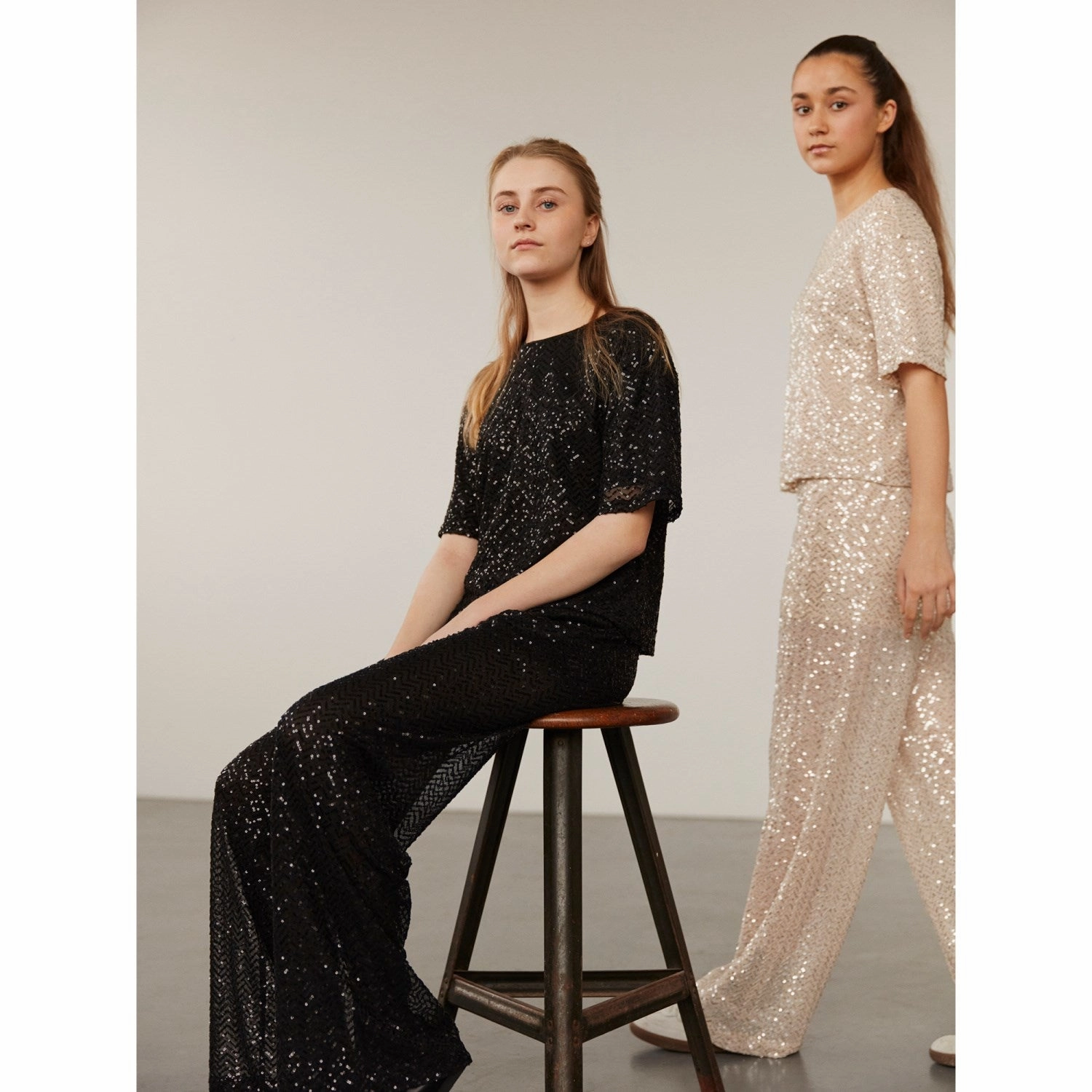 semi-formal style MultiPly Fabric Sofie Schnoor Black T-shirt