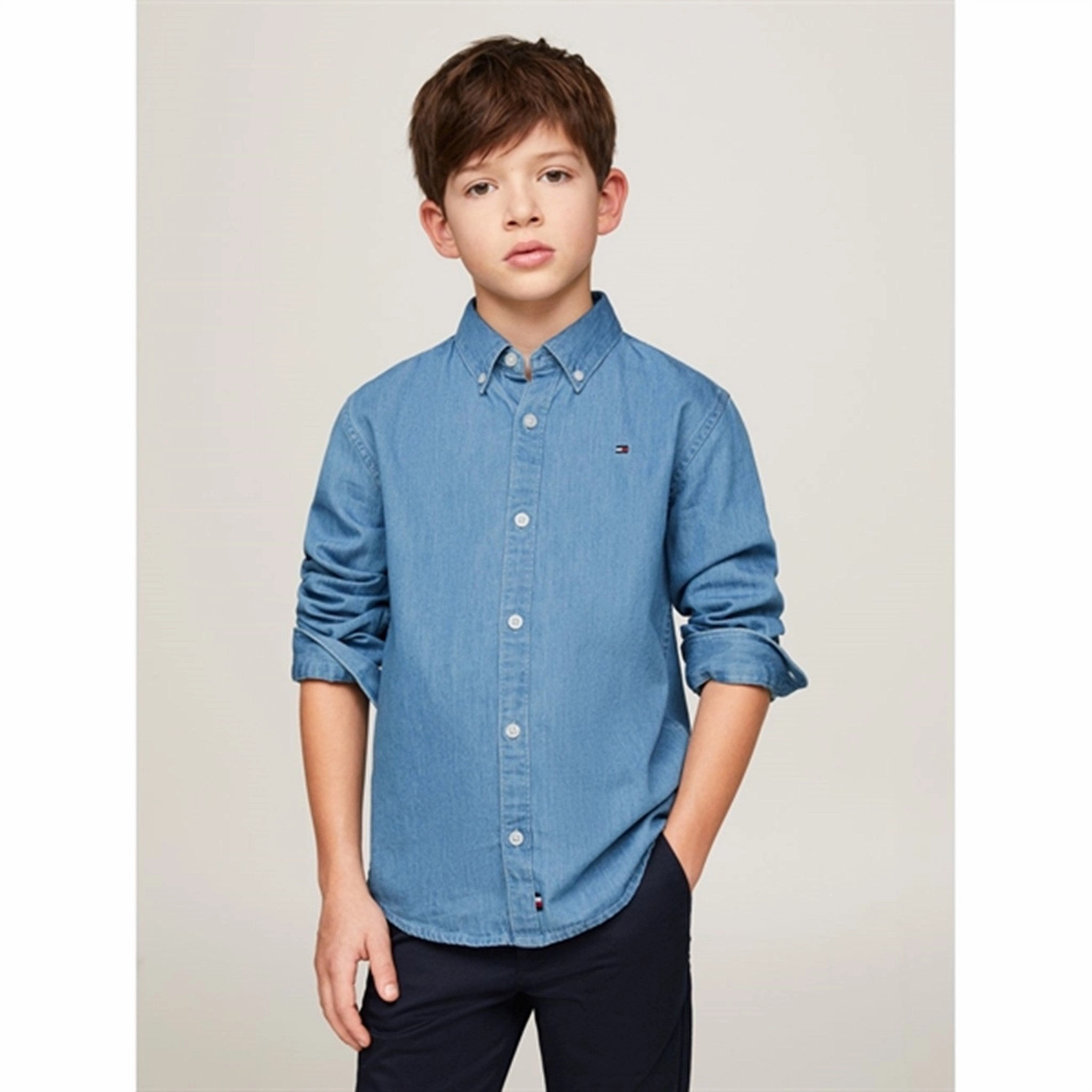 Tommy Hilfiger Denim Chambray Shirt Denim Light Wash Must-Have Item Sleek Silhouette