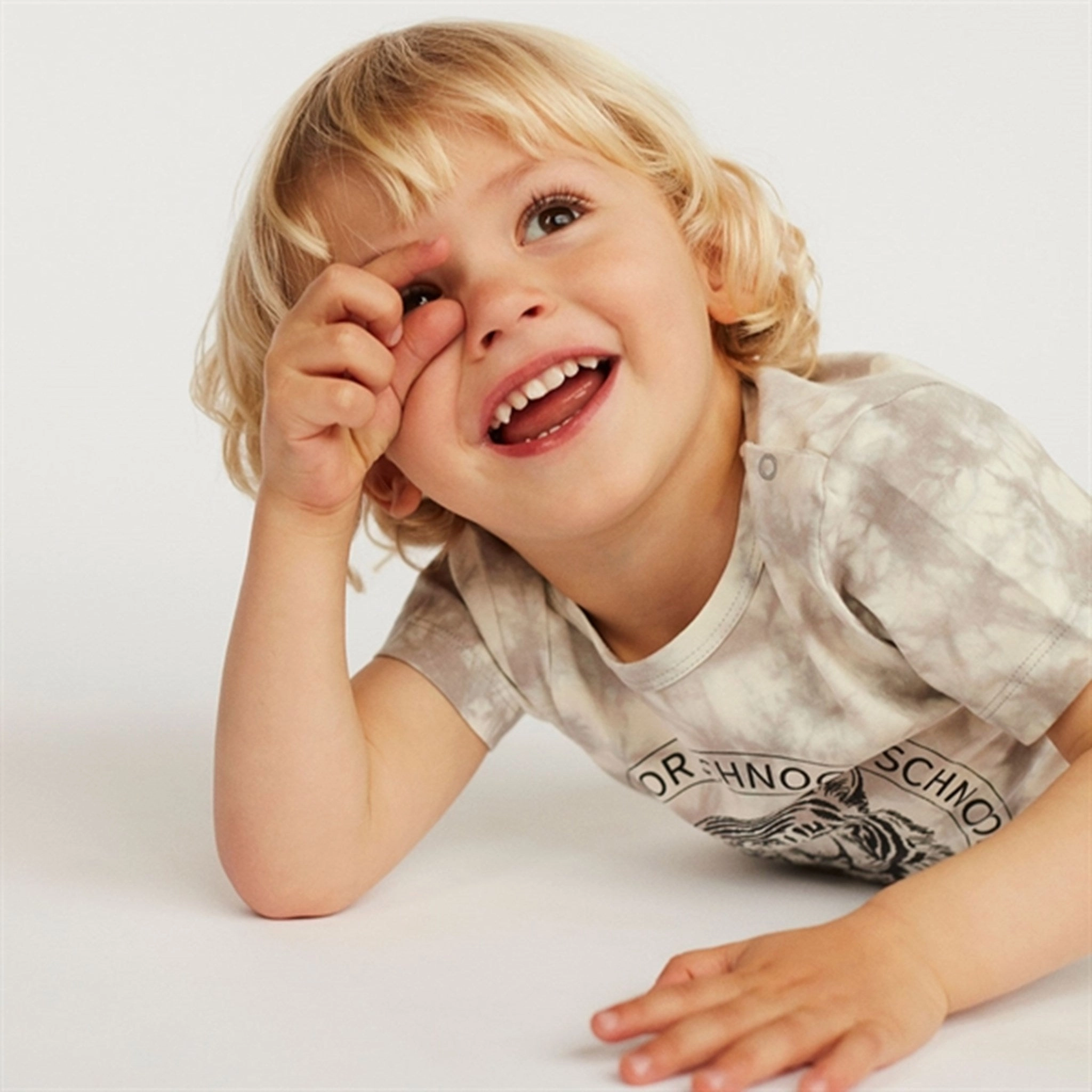 Sofie Schnoor Warm Grey Julius T-shirt WrinkleResistant Texture Comfy Look Wear