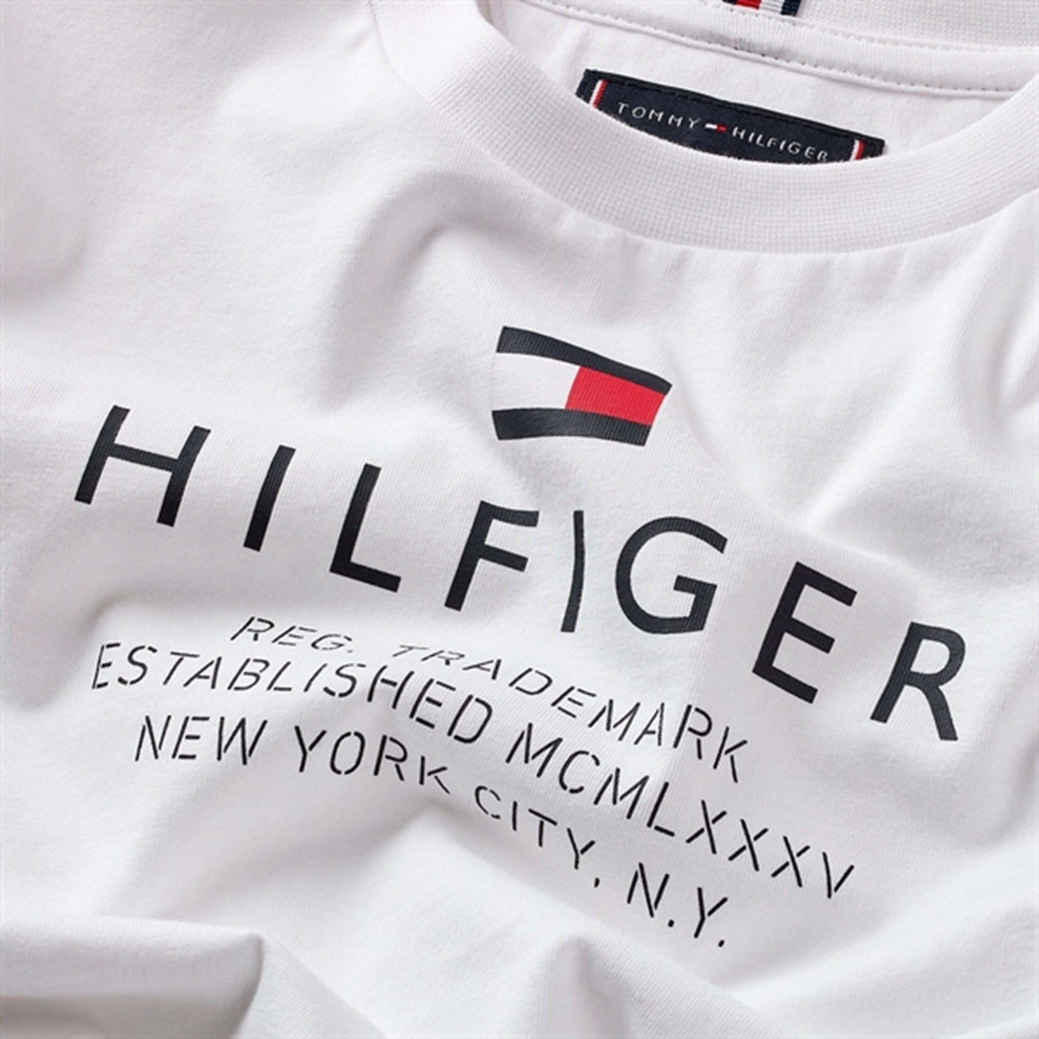Tommy Hilfiger Logo T-shirt White Versatile Look Versatile and Stylish