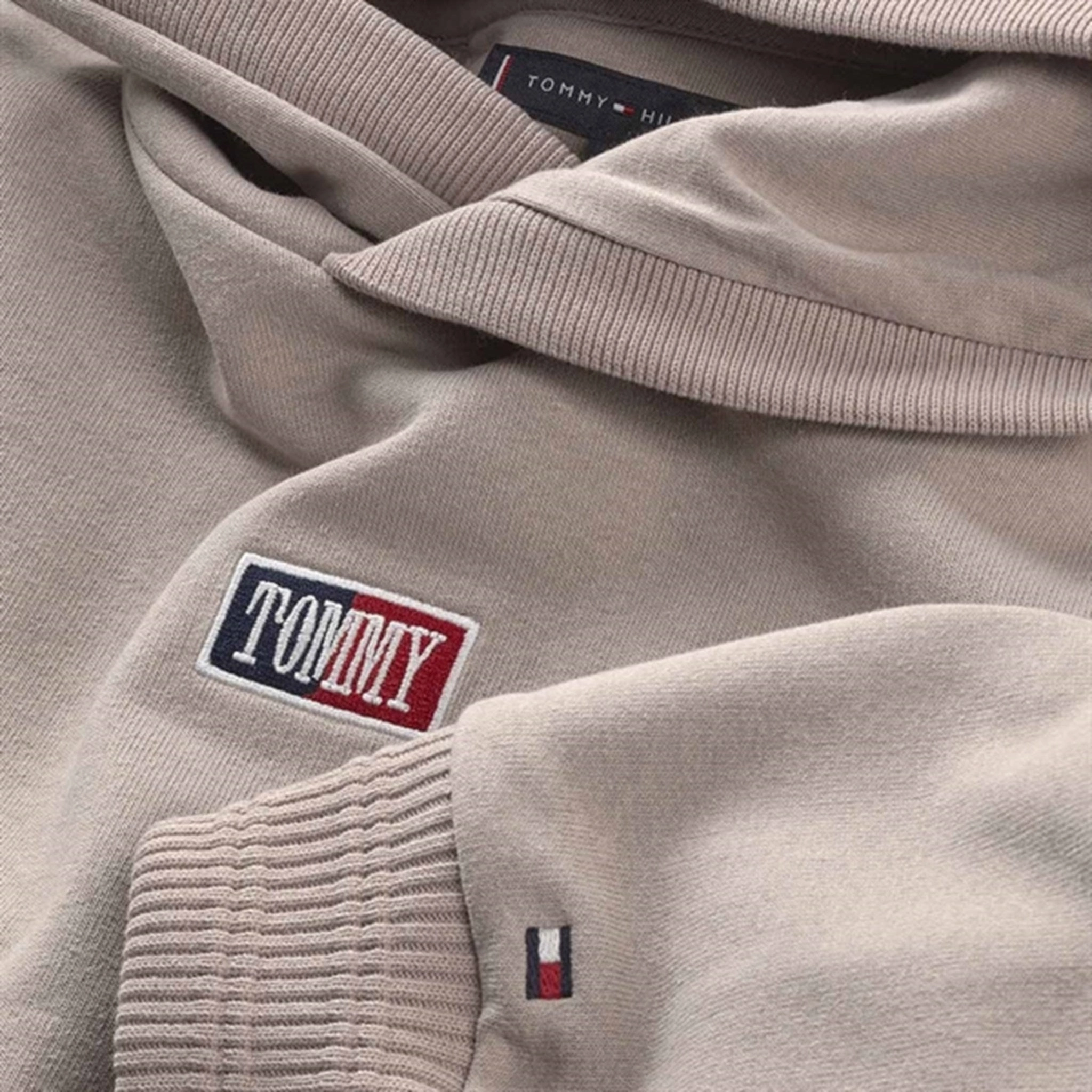Tommy Hilfiger Timeless Tommy Hoodie Brandons Stone Compact Ribbed Cuffs Contrast Stitching